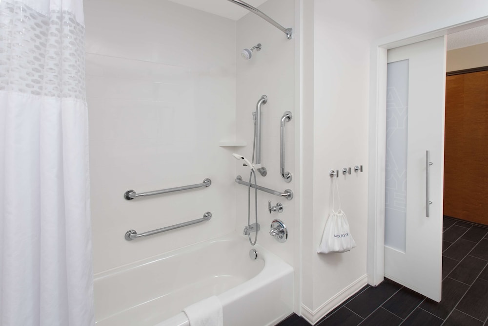 Room, 1 King Bed, Accessible, Bathtub