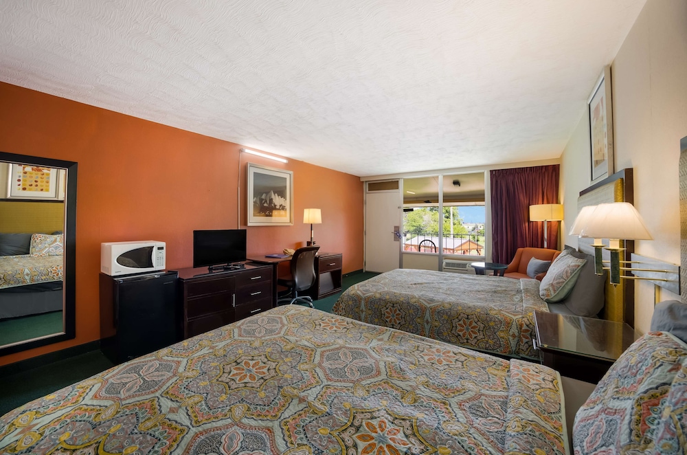 Room, 2 Queen Beds - Photo 11