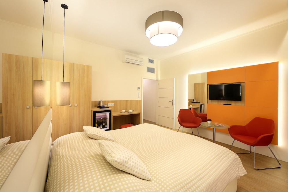 Available room thumbnail 5
