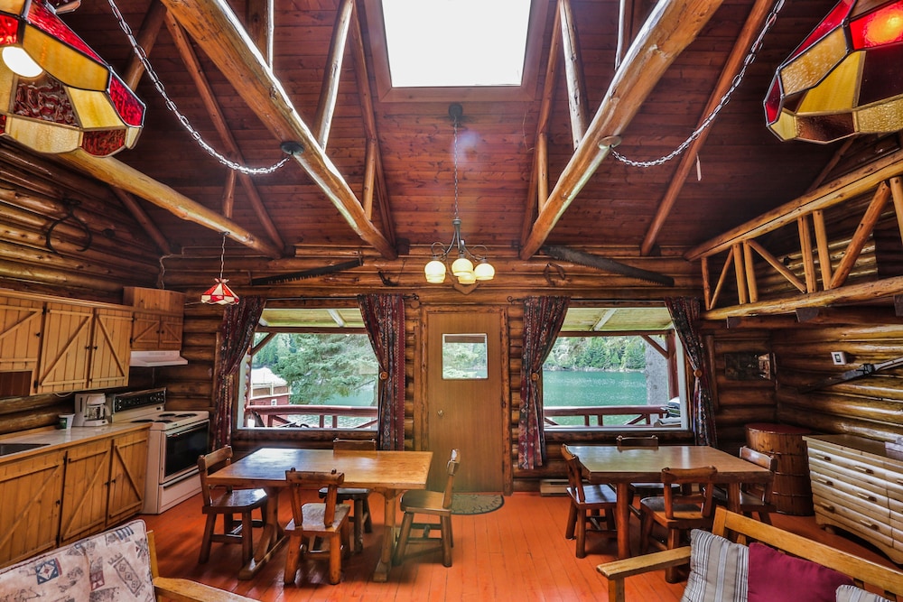 Chalet, 5 Bedrooms (Abenakis Wigwam)