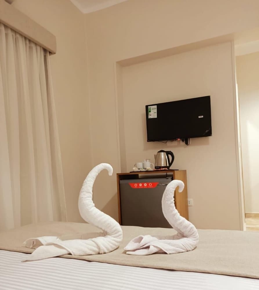 Luxury Quadruple Room, 2 Queen Beds, Non Smoking, Private Bathroom photo 2