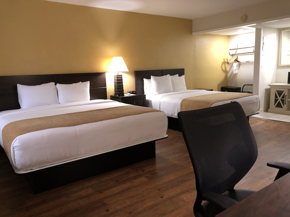 Comfort Room 1 King & 1 Queen Bed, Non Smoking - Photo 6