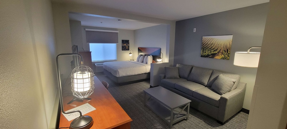 Suite, 1 Queen Bed, Non Smoking, Kitchenette - Photo 1