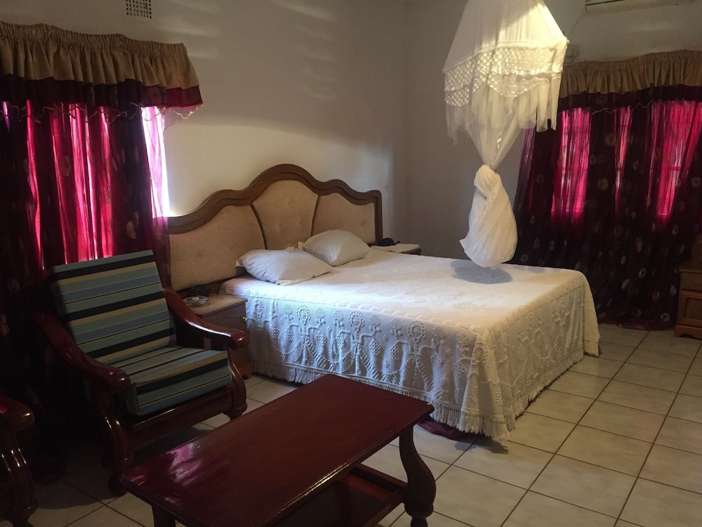 Comfort Room, 1 Queen Bed, Refrigerator photo 1