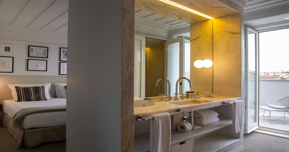 Superior Double Room, City View thumbnail 5