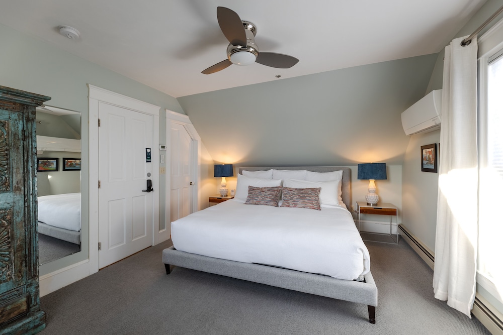 Deluxe Double Room, 1 King Bed, Non Smoking (5)