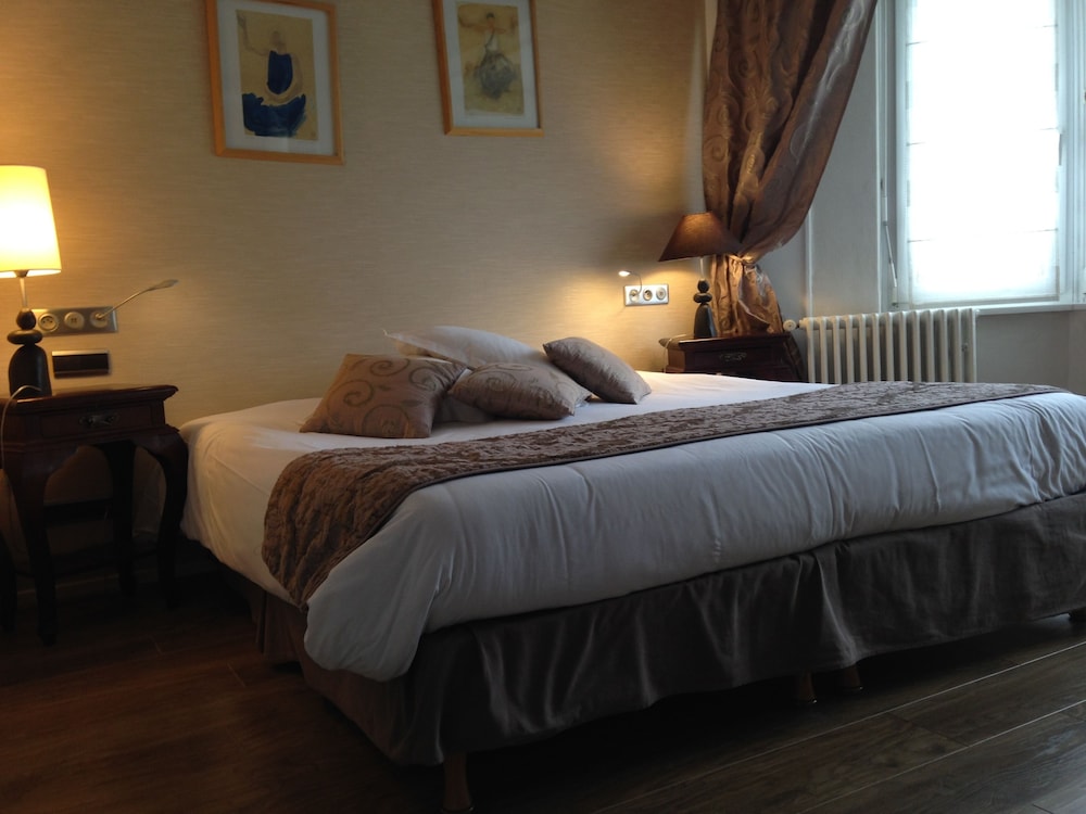 Suite, 1 King Bed - Photo 2