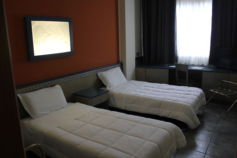 Standard Twin Room, 2 Twin Beds - Photo 5