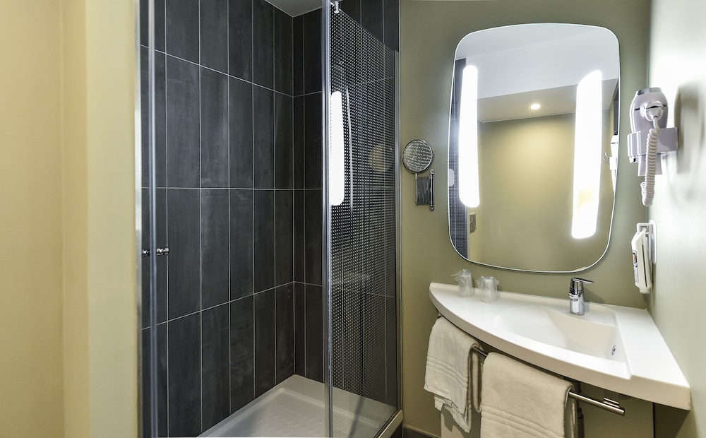 Standard Triple Room, Multiple Beds - Photo 8