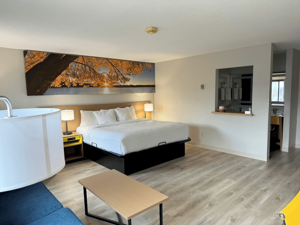 Business Room, 1 King Bed, Refrigerator - Photo 5