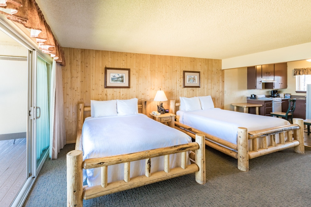 Deluxe Room, 2 Queen Beds, Kitchen, Lake View - Photo 7