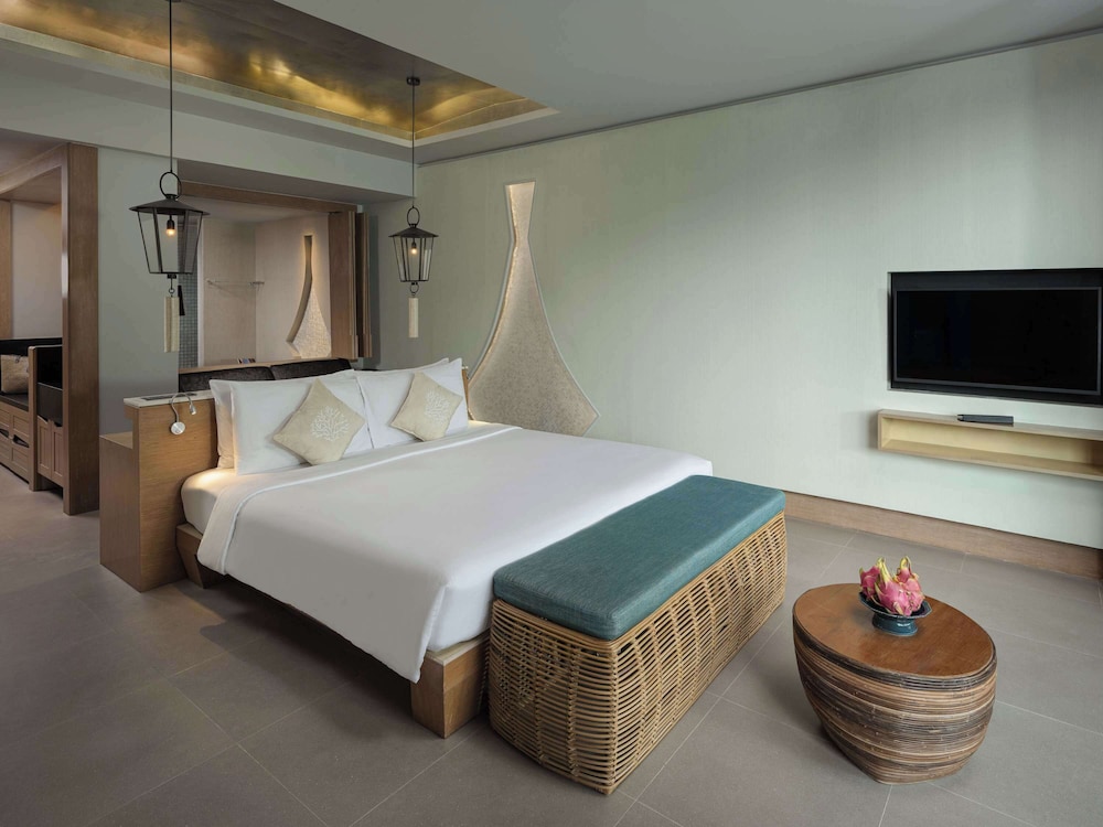 Premier Room, 1 King Bed - Photo 8