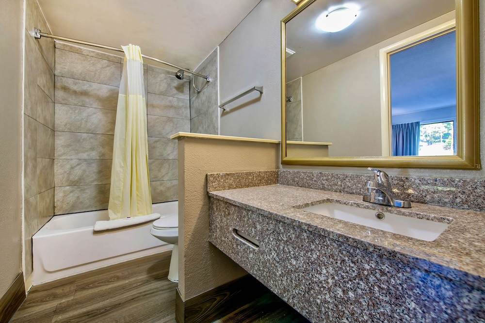 Deluxe Room, 1 King Bed, Non Smoking, Refrigerator & Microwave photo 3