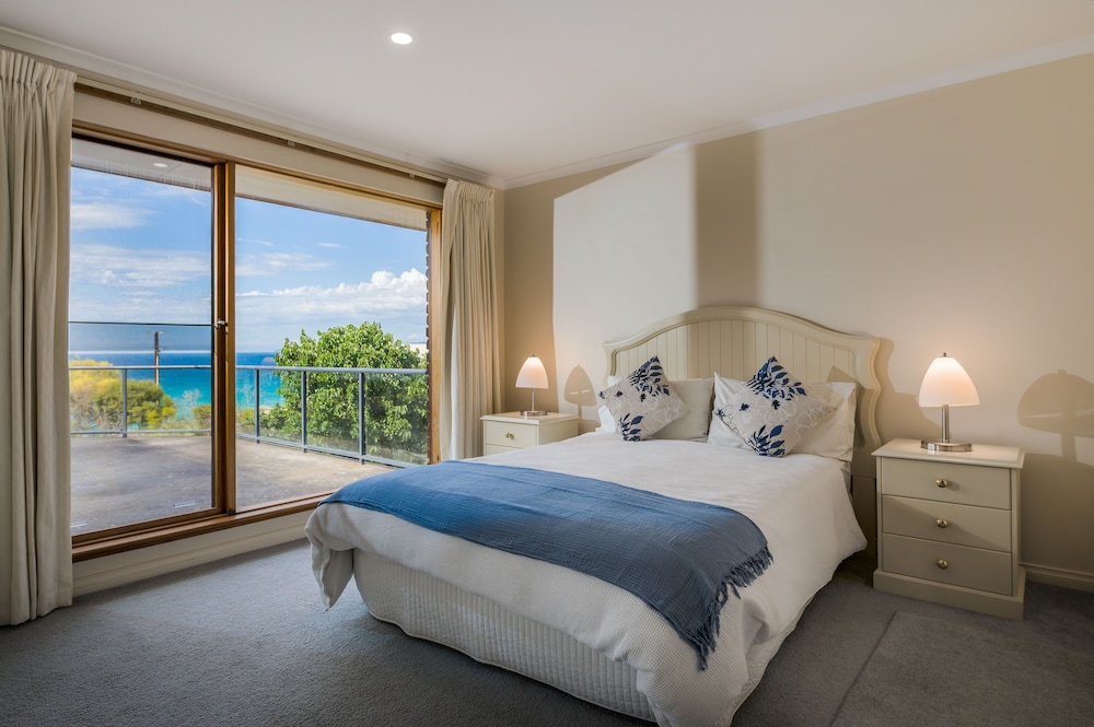 Beachfront, 3 Bedroom Holiday Home (Baudin House - 1x King, 1x Queen & 2x Double Bunks) photo 2
