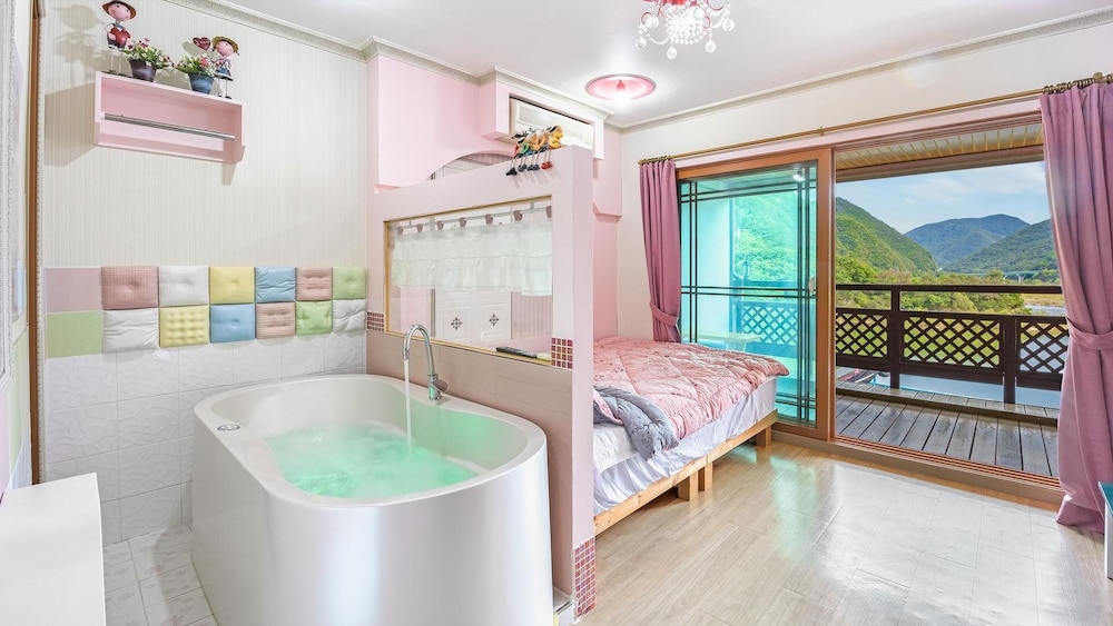 Basic Room, 1 Bedroom (Salanguiyeosin bineoseu(2cheung)) photo 1