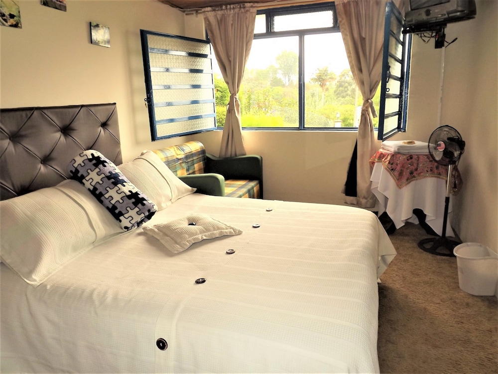 Double Room, Shared Bathroom, Garden View photo 3