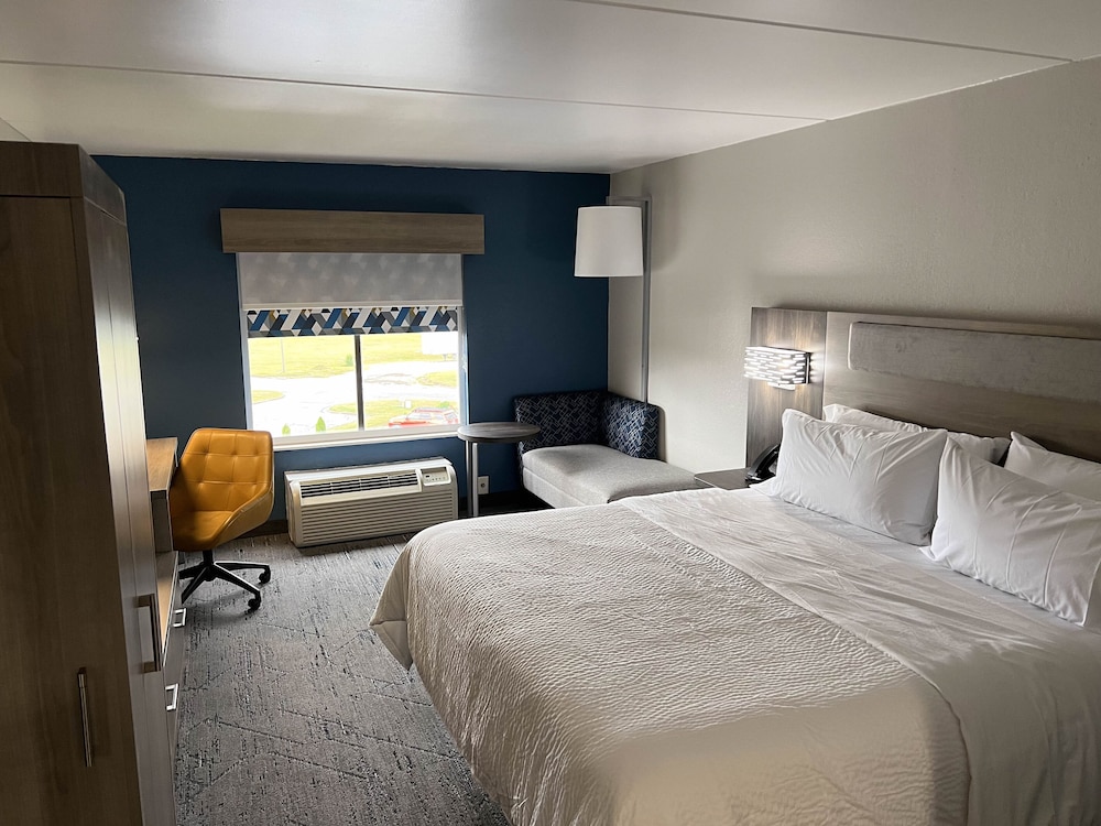 Standard Room, 1 King Bed, Accessible - Photo 2