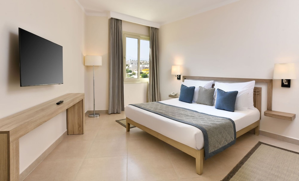 Suite, 1 Queen Bed, Pool View (Fitness)