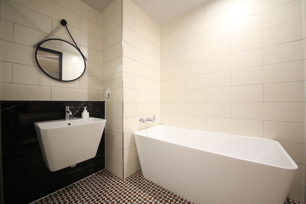 Deluxe Double Room - Photo 8