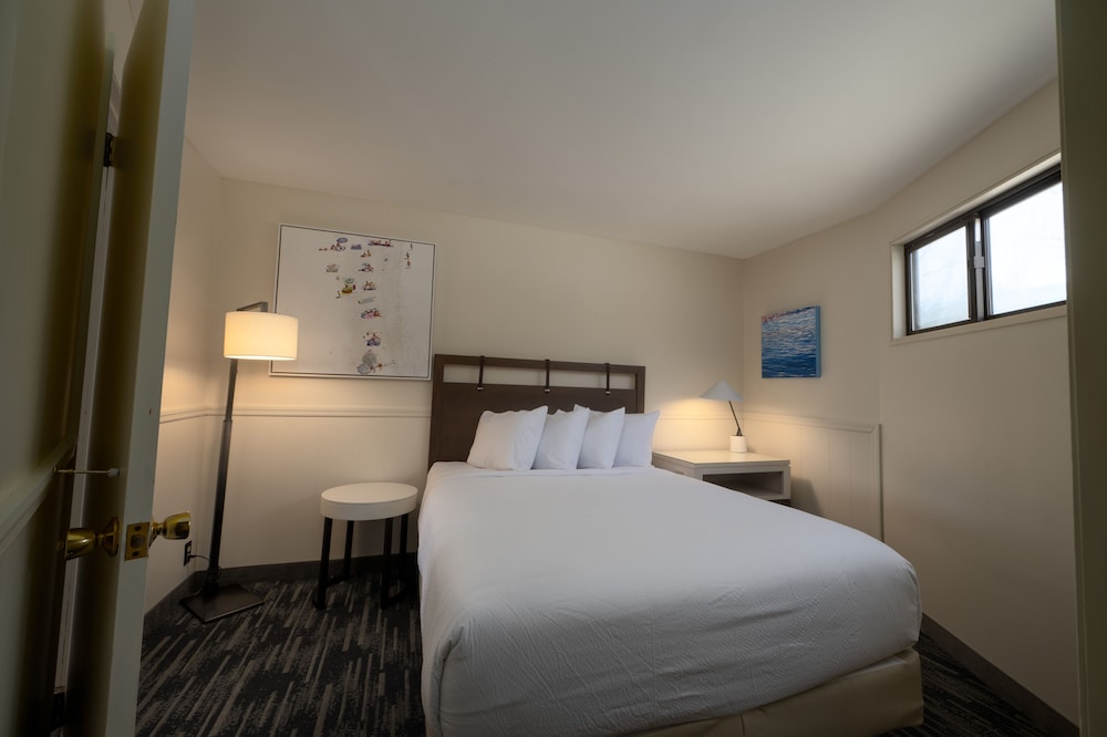 Lakefront Two-Bedroom Round House Suite