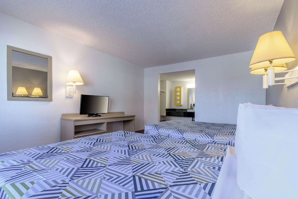 Deluxe Room, 2 Queen Beds, Refrigerator photo 1