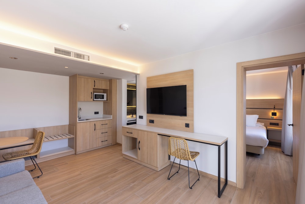 Superior Studio Suite, Private Pool (2 adults and 2 children) photo 3