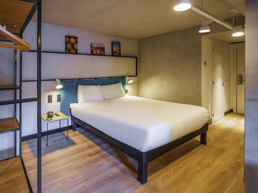 Suite, 1 Double Bed with Sofa bed thumbnail 6