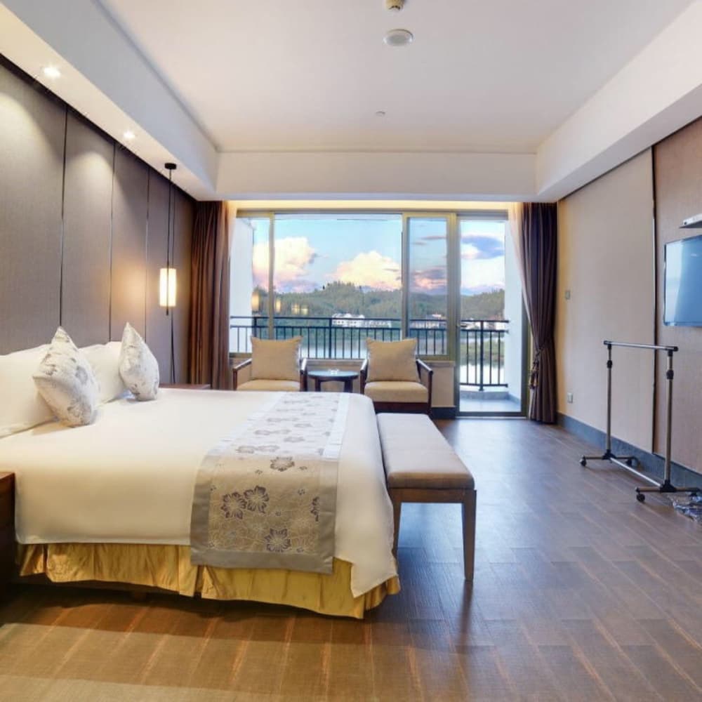Suite, Lake View