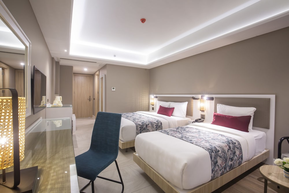 Deluxe Room (2 Adults + 1 Child) - Photo 3