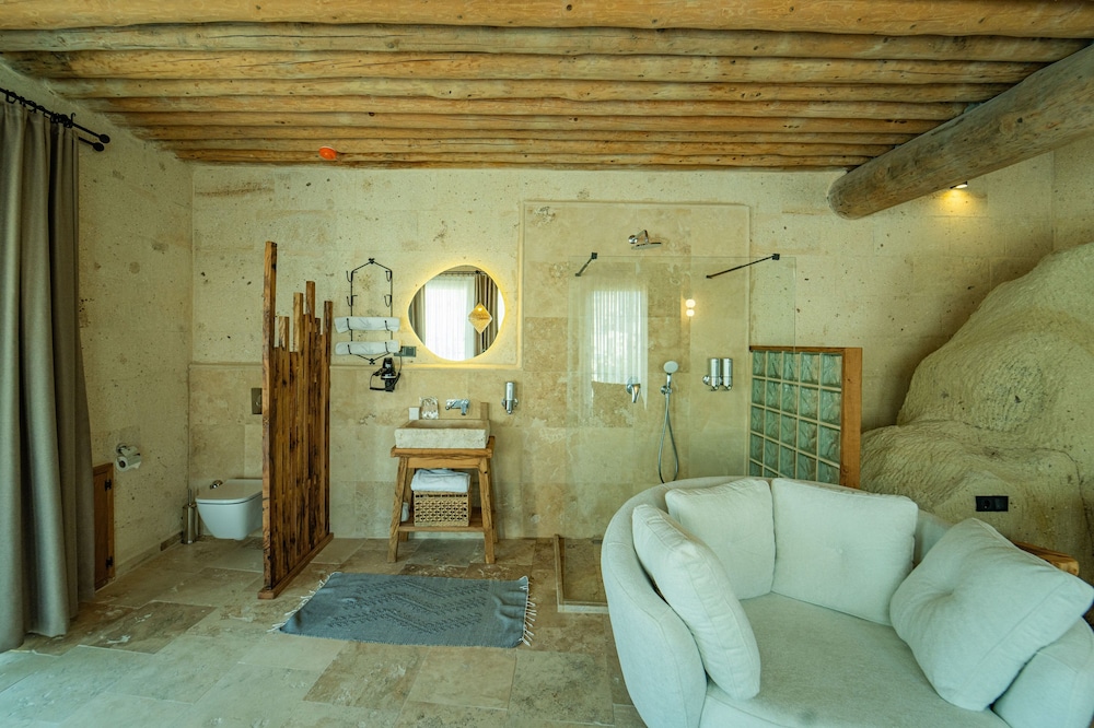 Honeymoon Suite - Photo 3