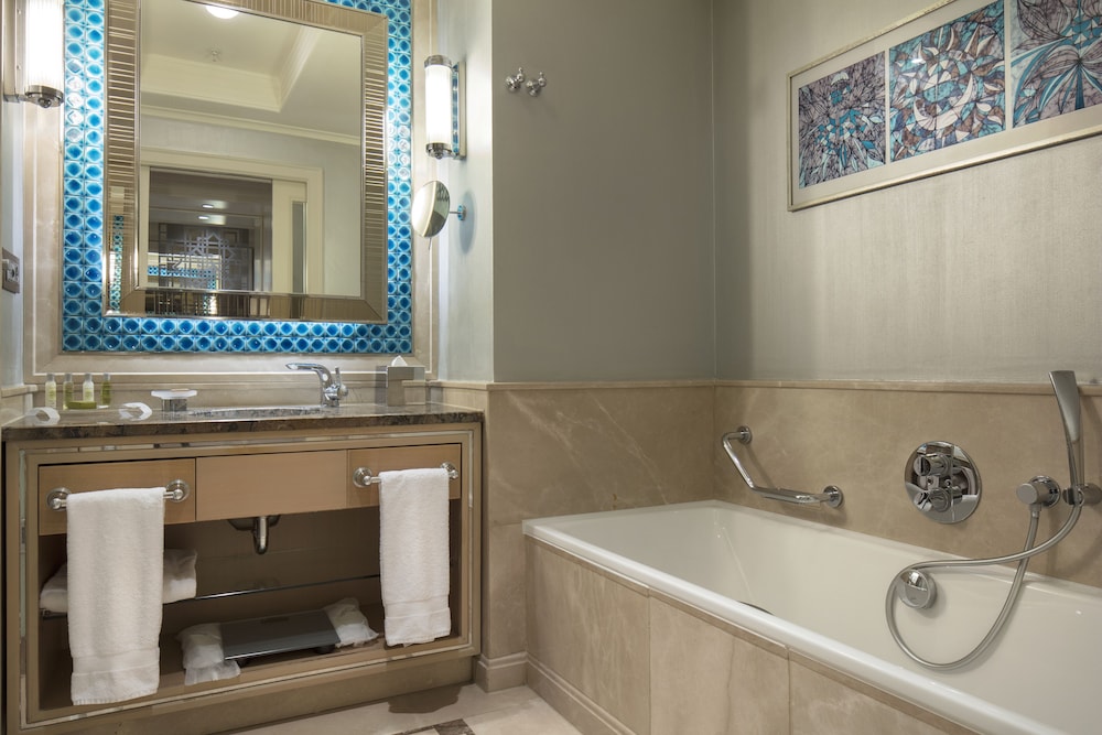 Twin guest room
