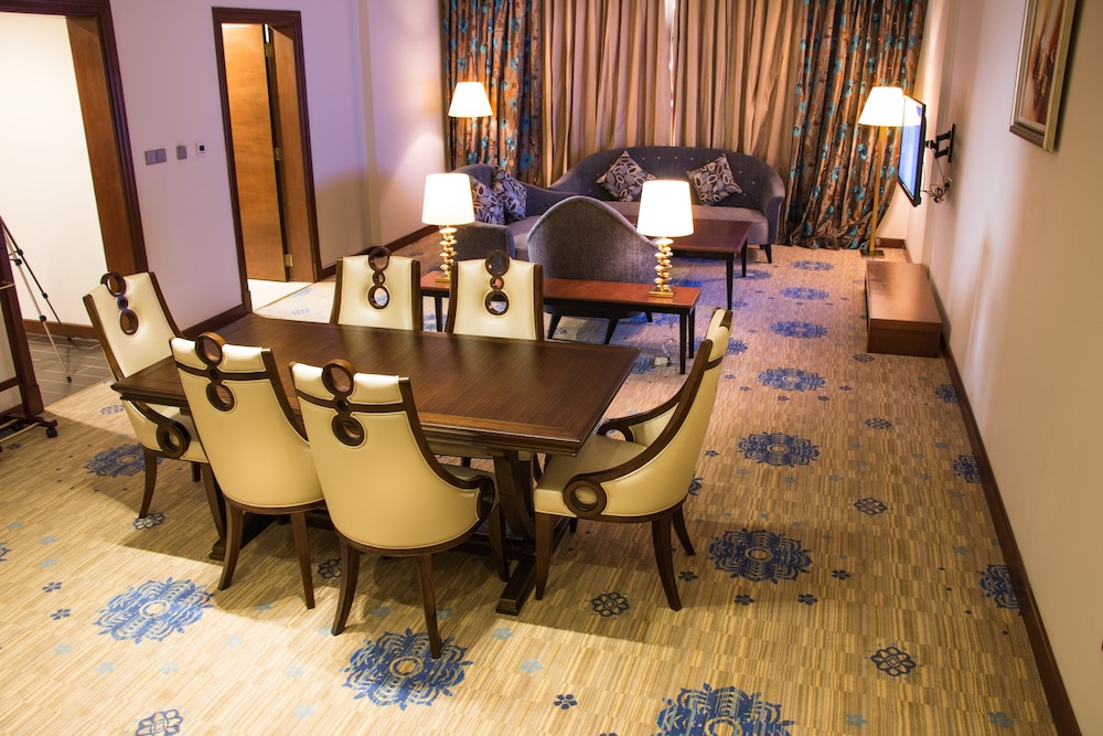 Grand Suite, 1 King Bed, Private Bathroom, City View photo 3
