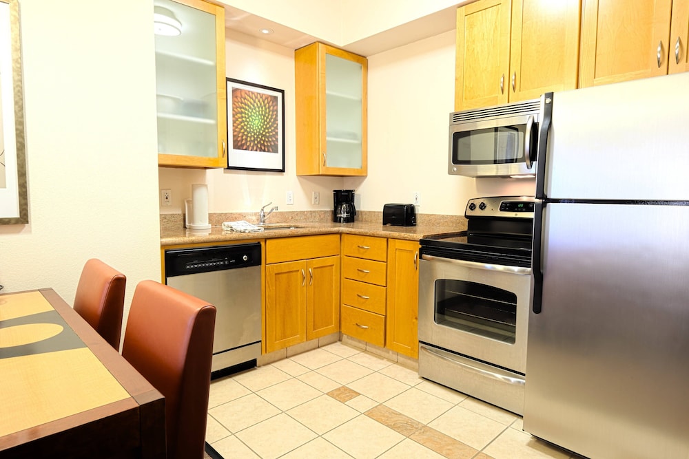Suite, 2 Bedrooms - Photo 2