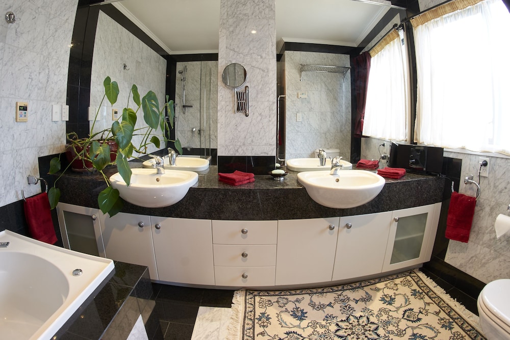 Harbour Deluxe Suite photo 3