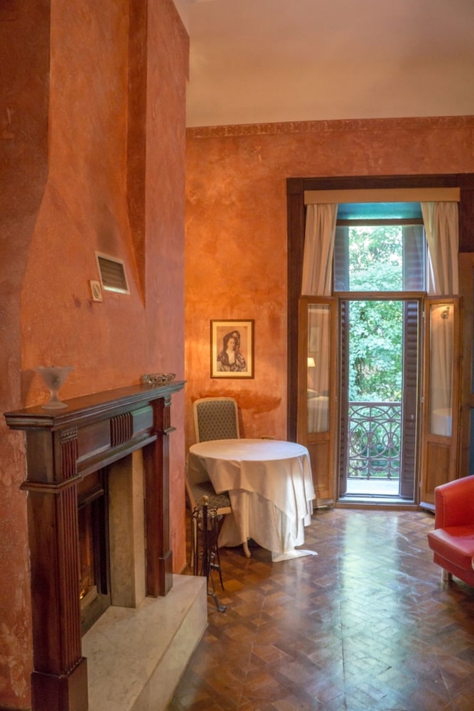 Suite, Fireplace photo 3