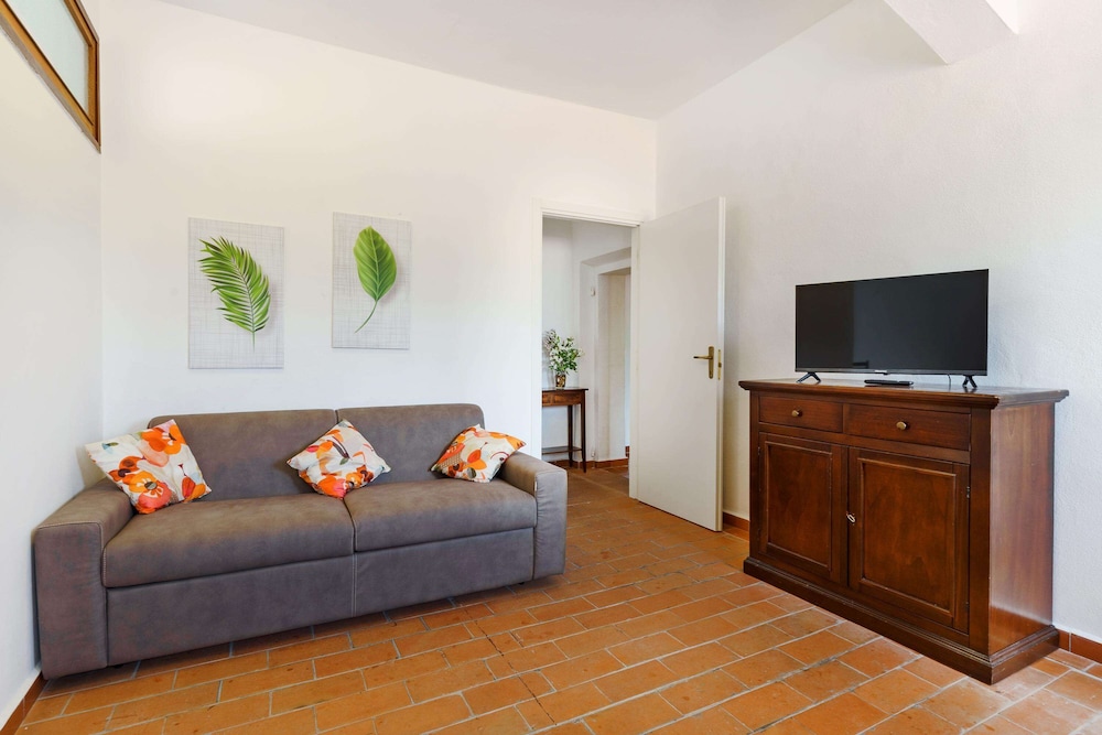 Basic Apartment - Photo 7
