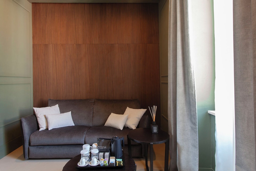 Executive Suite - Photo 11