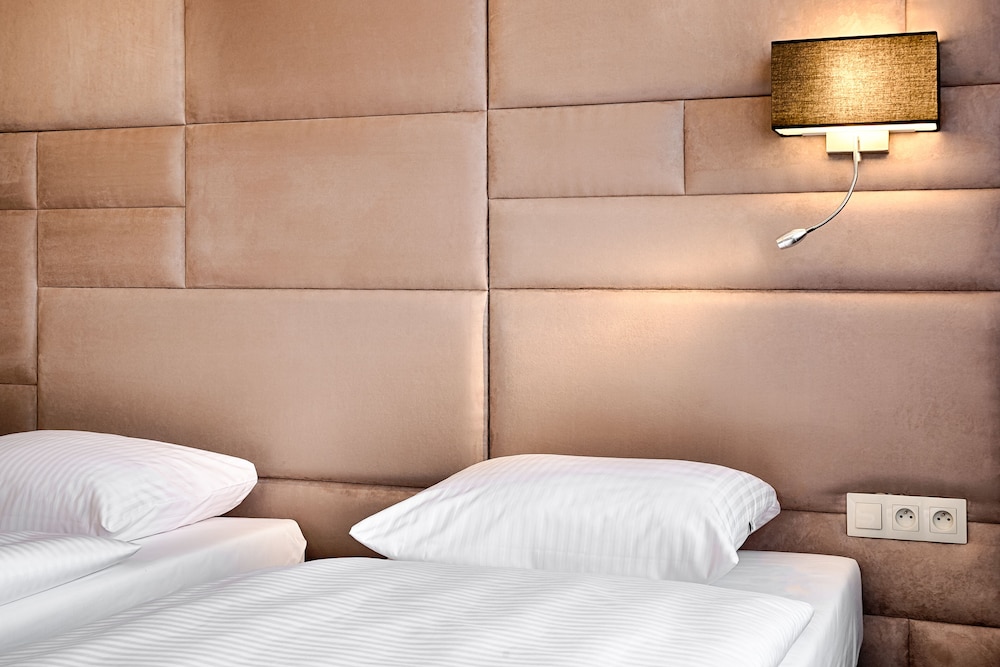 Standard Double or Twin Room - Photo 9