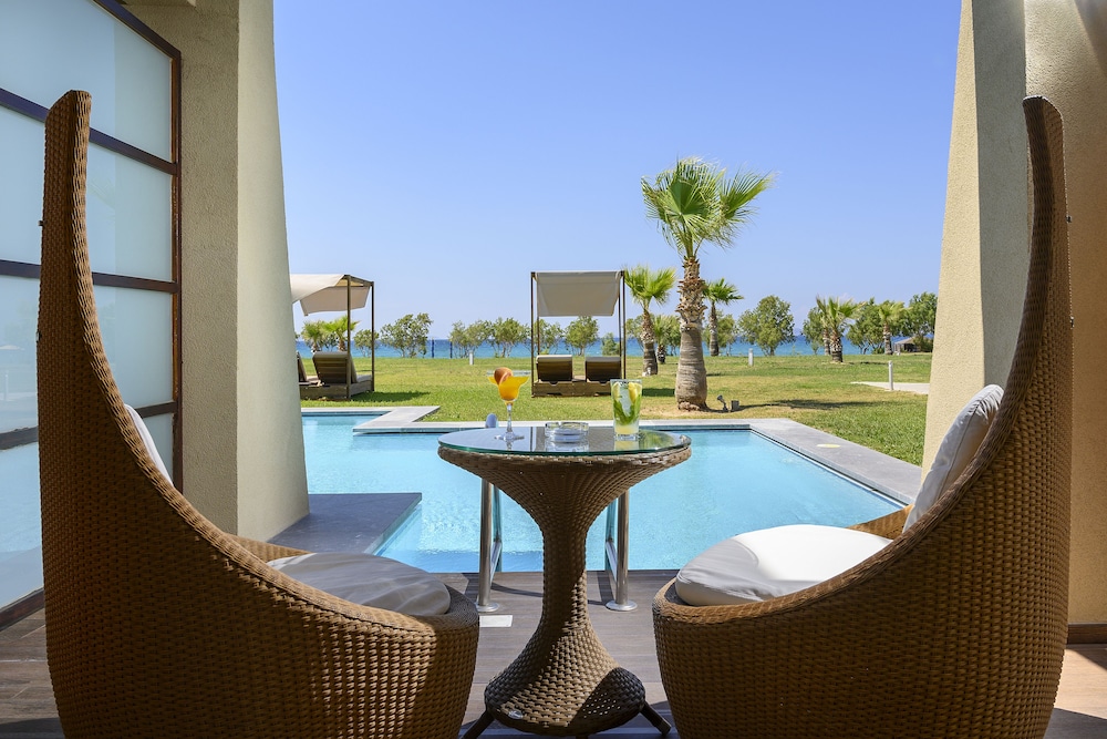 Maisonette Suite Sea Front with Sharing Pool - Photo 13