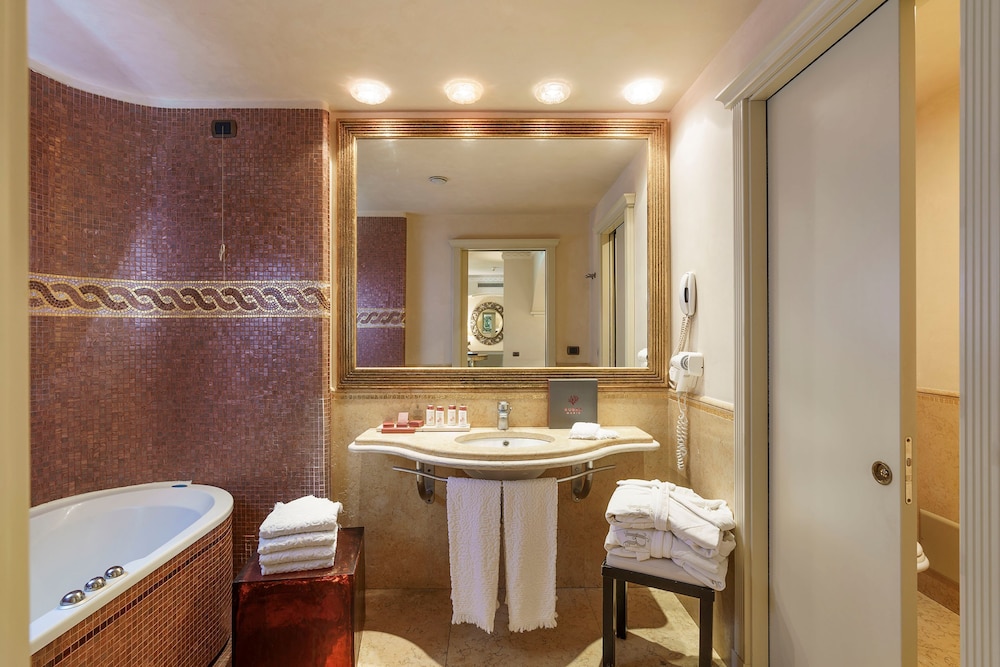Luxury Suite, Balcony - Photo 9