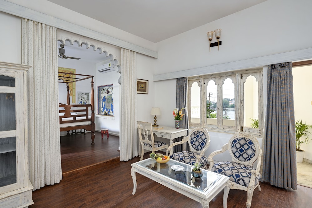 Elephanta Lake view suite with balcony - Photo 5