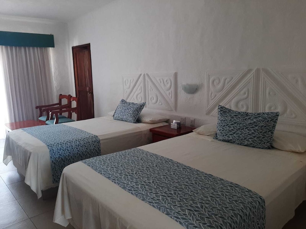 Standard Room, 2 Double Beds, Partial Ocean View photo 3