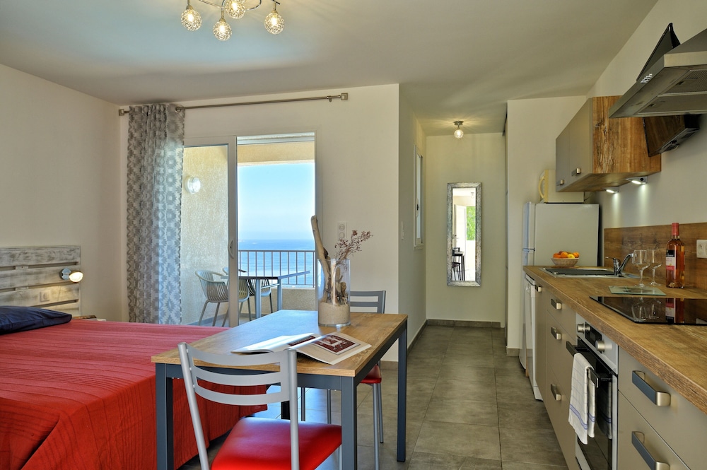Studio, Ensuite photo 1
