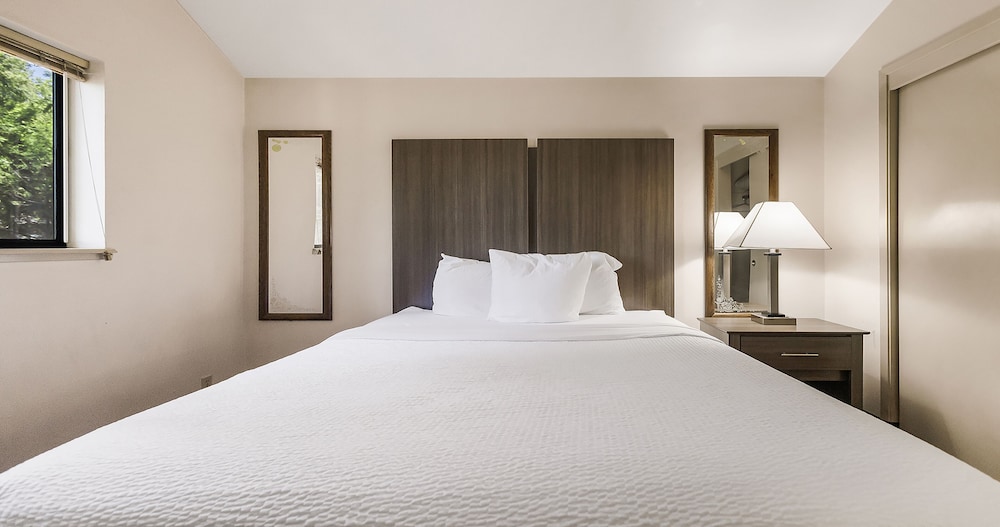 Studio, 1 Queen Bed, Refrigerator & Microwave, Poolside
