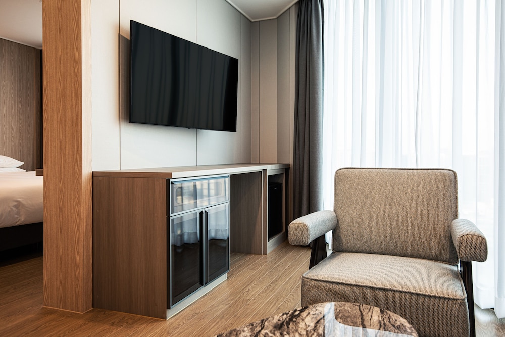 Corner Suite (Opened in 2024) - Photo 11