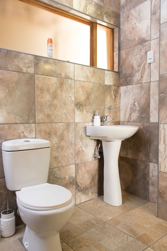 Standard Twin Room, 2 Twin Beds, Ensuite, Ground Floor photo 3
