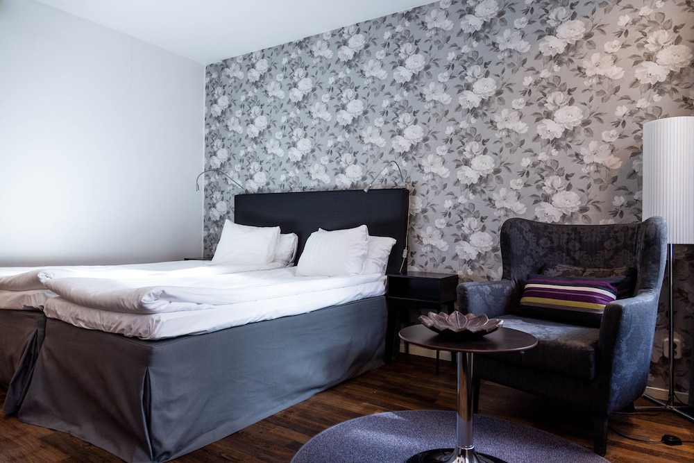 Standard Room, 1 King Bed, Non Smoking - Photo 8