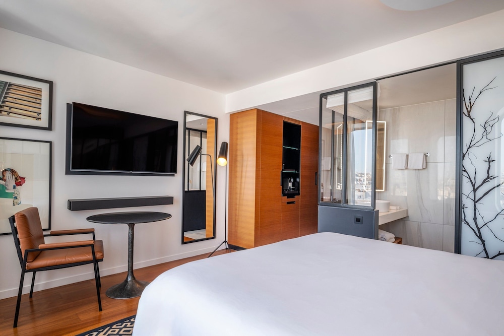 Urban View Room, 1 Queen Bed photo 3