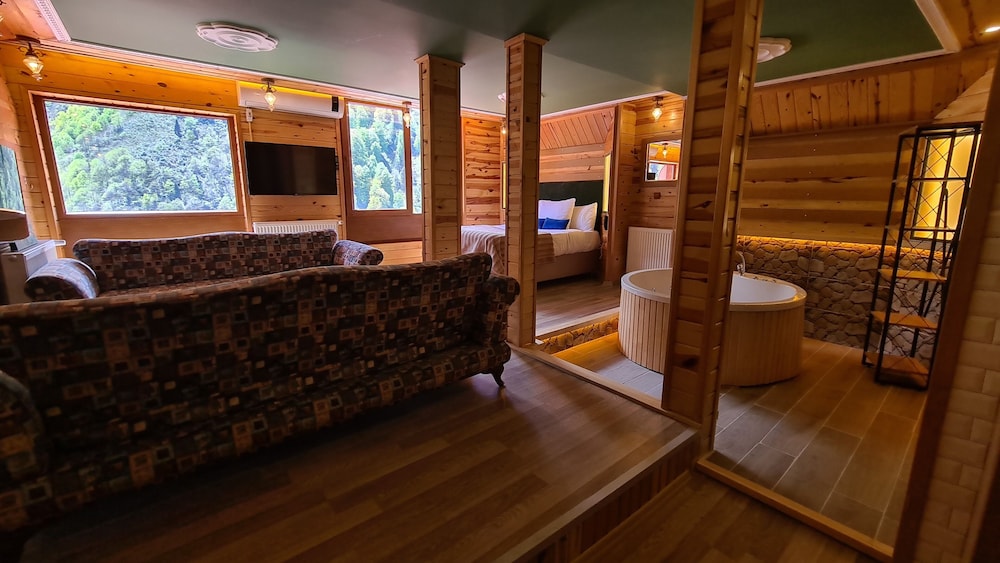 Luxury Studio Suite, 1 Bedroom, Jetted Tub, Mountain View