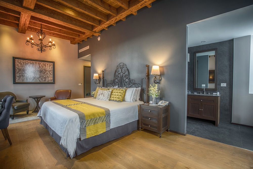 Junior Suite, 1 King Bed, City View